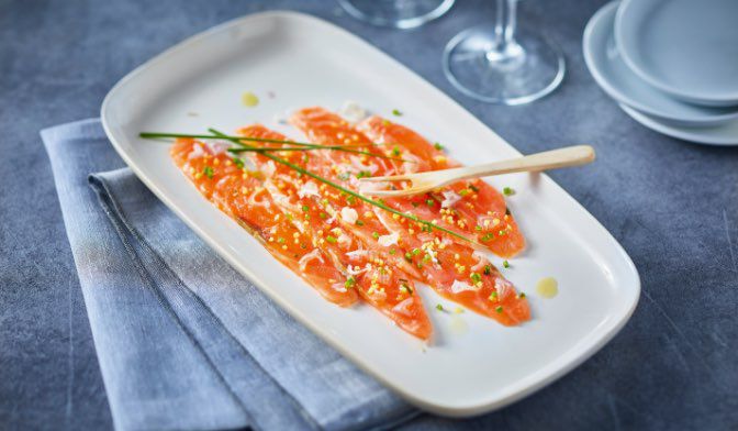 Emincés de saumon mariné aux échalotes et zestes de citron